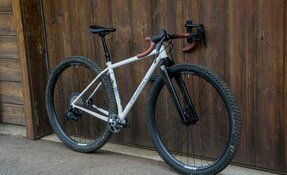 Vélo Gravel 32 pouces en acier sur mesure fabriqué en France