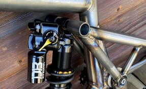 Cadre DH Descente High Pivot 200mm en acier - sur mesure fabriqué en France