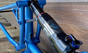 Cadre EGERIE All Mountain tout suspendu sur mesure en acier fabriqué en France