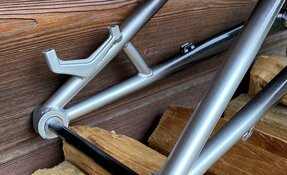 Cadre EGERIE VTT Descente sur mesure, fabriqué à la main en acier, en France.