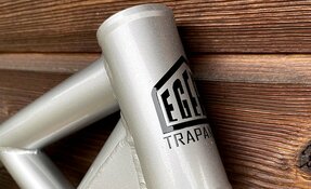 Cadre EGERIE VTT Descente sur mesure, fabriqué à la main en acier, en France.