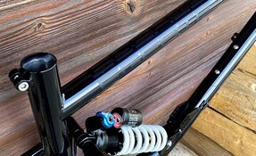 Cadre VTT Descente prévu pour 2 entraxes d'amortisseurs différents...