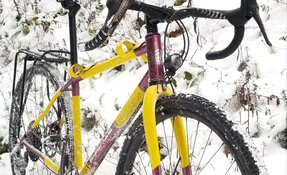 Vélo Gravel complet dans son élément avec son porte outil sur mesure, (…)