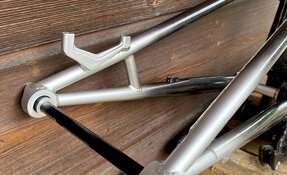 Cadre EGERIE VTT Descente sur mesure, fabriqué à la main en acier, en France.