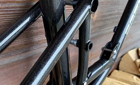 Cadre EGERIE VTT Descente sur mesure, fabriqué à la main en acier, en France.