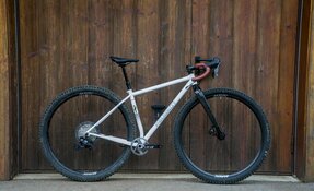 Vélo Gravel 32 pouces en acier sur mesure fabriqué en France