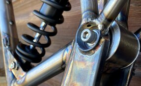 Cadre DH Descente High Pivot 200mm en acier - sur mesure fabriqué en France