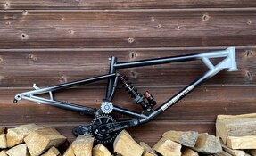 Cadre EGERIE VTT Descente sur mesure, fabriqué à la main en acier, en France.