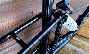 Cadre VTT Descente prévu pour 2 entraxes d'amortisseurs différents...