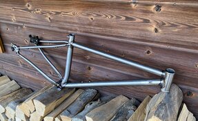 Cadre VTT en acier made in france - tube de selle cintré - pattes coulissantes