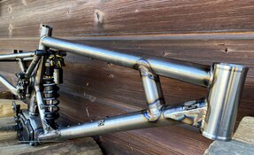 Cadre DH Descente High Pivot 200mm en acier - sur mesure fabriqué en France
