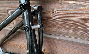 Cadre EGERIE VTT Descente sur mesure, fabriqué à la main en acier, en France.