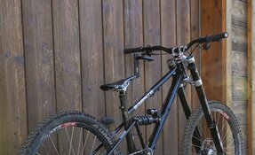 VTT de Descente / DH en acier et à boite de vitesse PINION, fabriqué en France