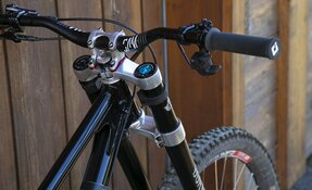 VTT de Descente / DH en acier et à boite de vitesse PINION, fabriqué en France