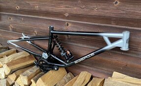 Cadre EGERIE VTT Descente sur mesure, fabriqué à la main en acier, en France.